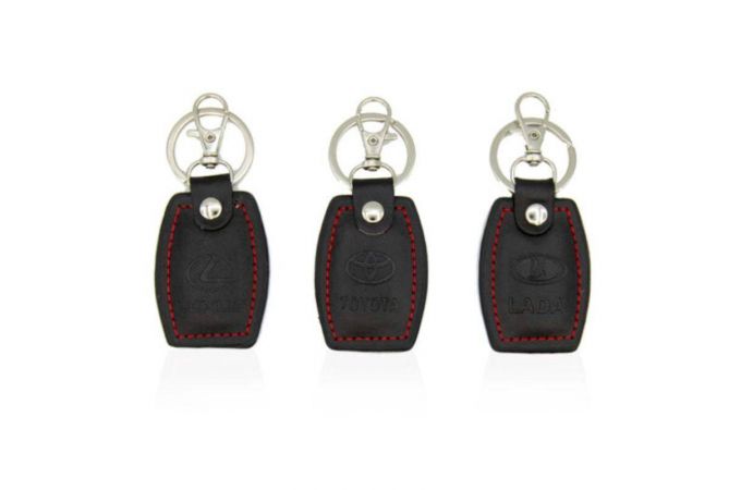Брелок для ключей кожаный с карабином и кольцом (LADA)