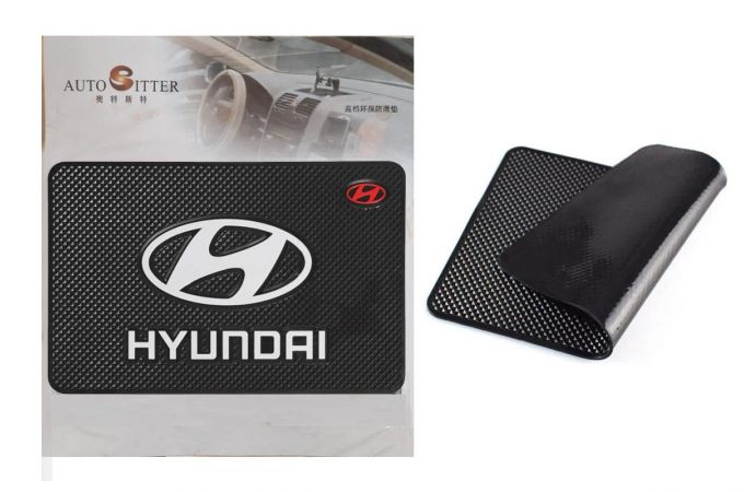 Коврик на панель с маркой авто Hyundai (20х13 см)