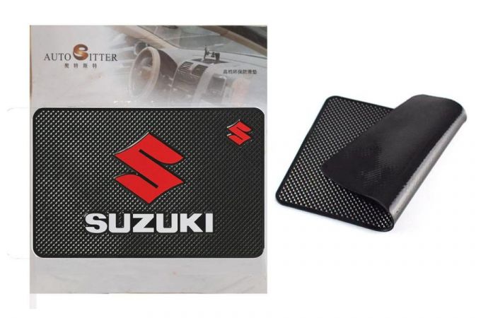 Коврик на панель с маркой авто Suzuki (20х13 см)